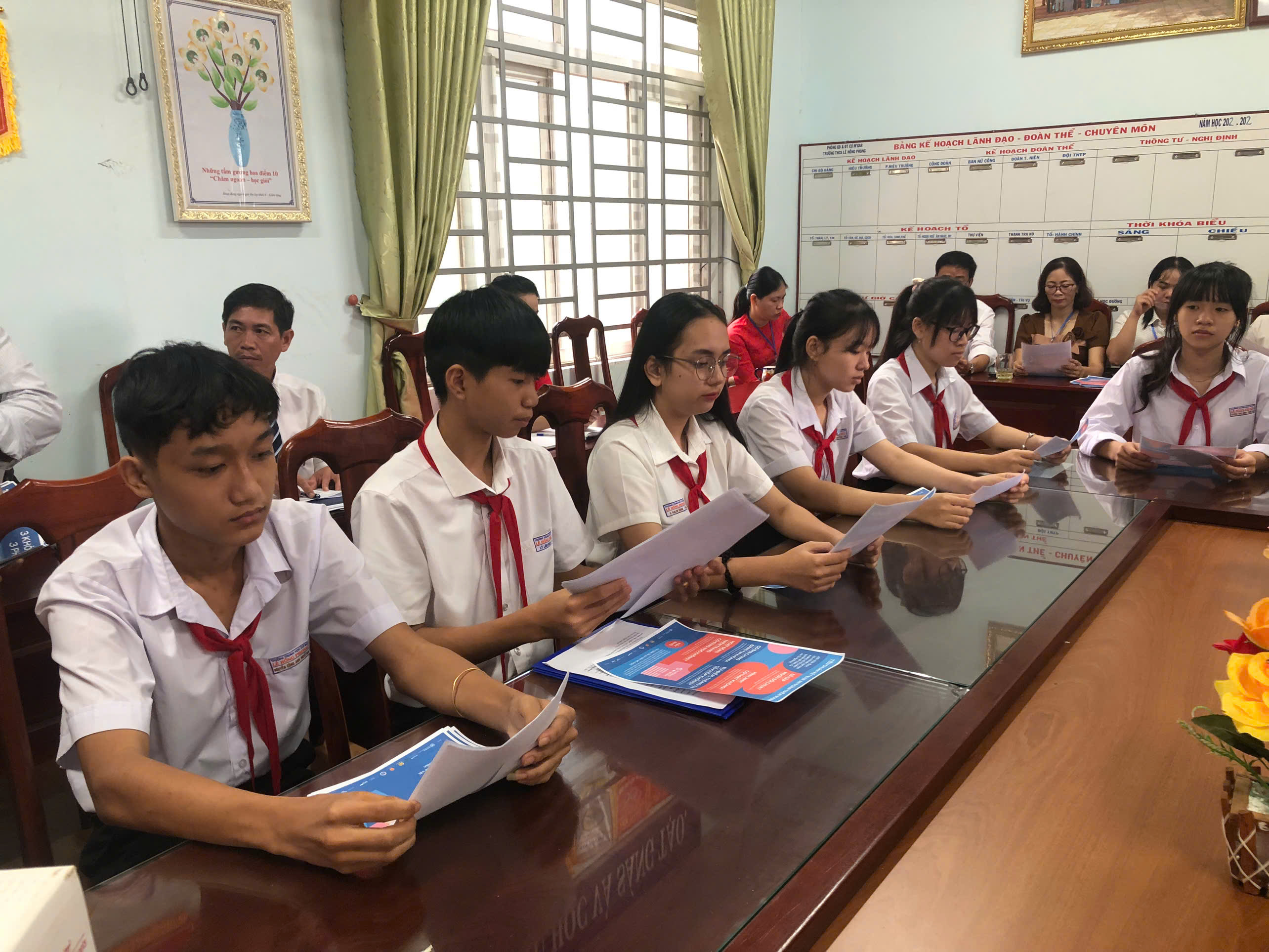 cac em hoc sinh tham du buoi tuyen truyen